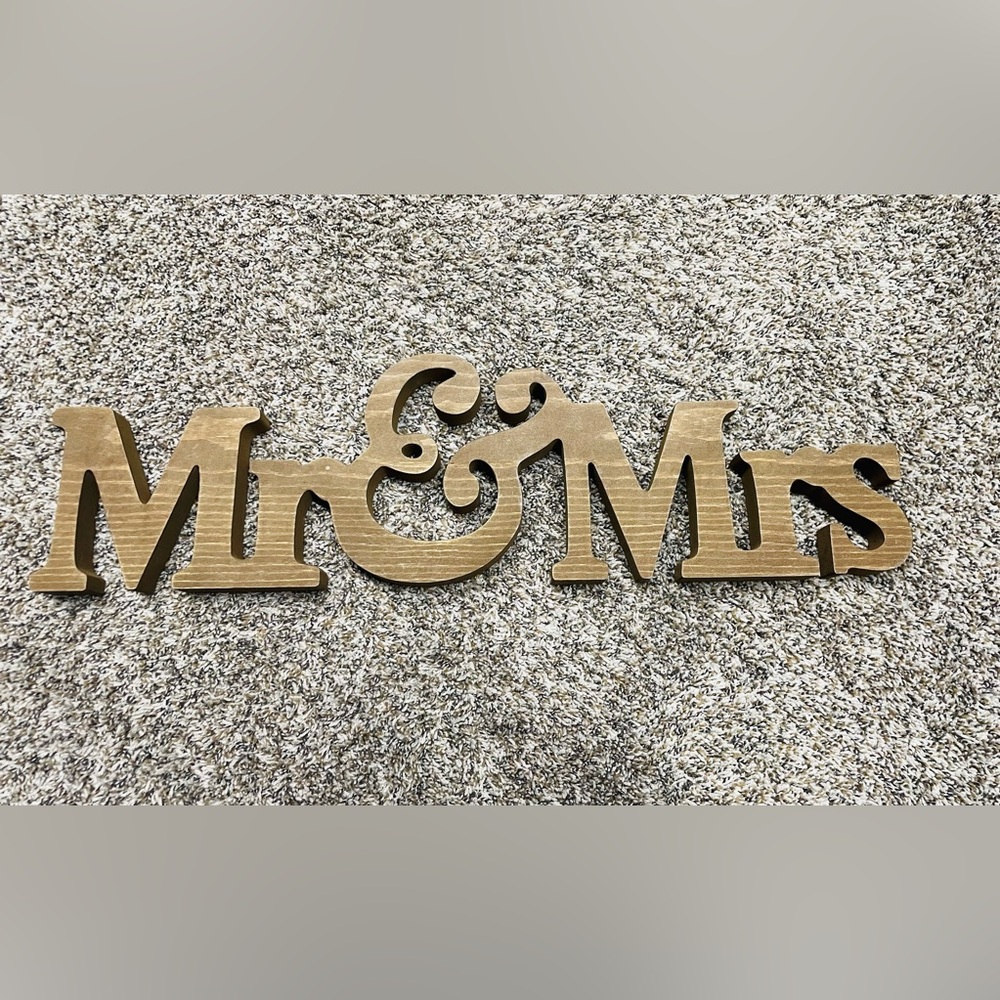Mr & Mrs sign